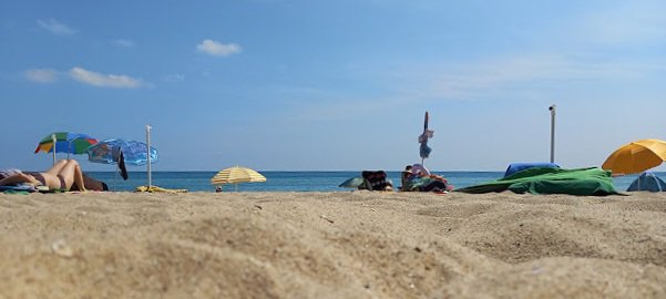 Лятна еуфория. Плажуване на родното черноморие в Обзор. Българско небе.
Summer euphoria. Beaching on the native Black Sea in Obzor, Bulgaria. Bulgarian sky.