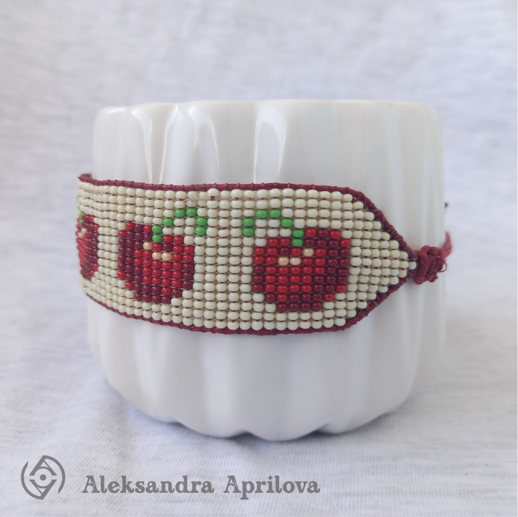 Дамска гривна от мъниста „Ванилов сладолед с череши“ Александра Априлова. Ръчно изработена, сладка, дамска гривна със сочни череши. Авторски дизайн. Дизайнът на гривната е вдъхновен от един от любимите ми плодове – черешите и от разхлаждащия, обичан от малки и големи, ванилов сладолед. Ако сте любителка на неочаквано добрата комбинация – ванилов сладолед + сладки череши, това е точната гривна за Вас.