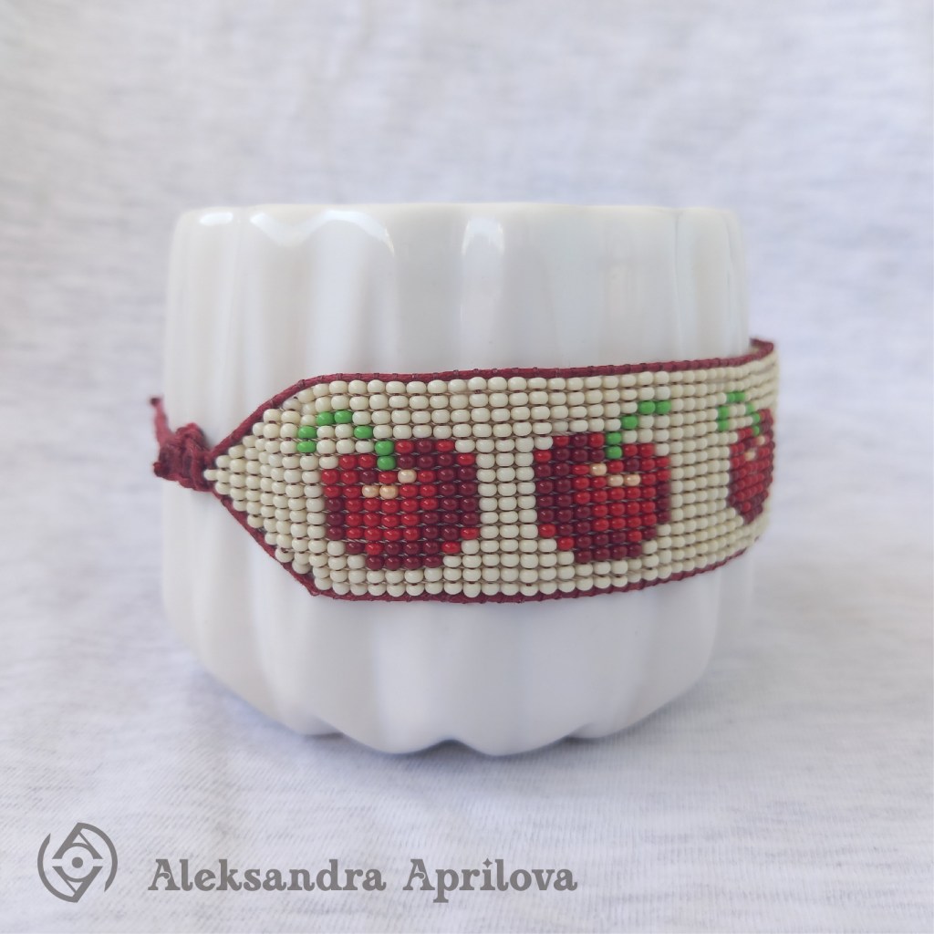 Дамска гривна от мъниста „Ванилов сладолед с череши“ Александра Априлова. Ръчно изработена, сладка, дамска гривна със сочни череши. Авторски дизайн. Дизайнът на гривната е вдъхновен от един от любимите ми плодове – черешите и от разхлаждащия, обичан от малки и големи, ванилов сладолед. Ако сте любителка на неочаквано добрата комбинация – ванилов сладолед + сладки череши, това е точната гривна за Вас.