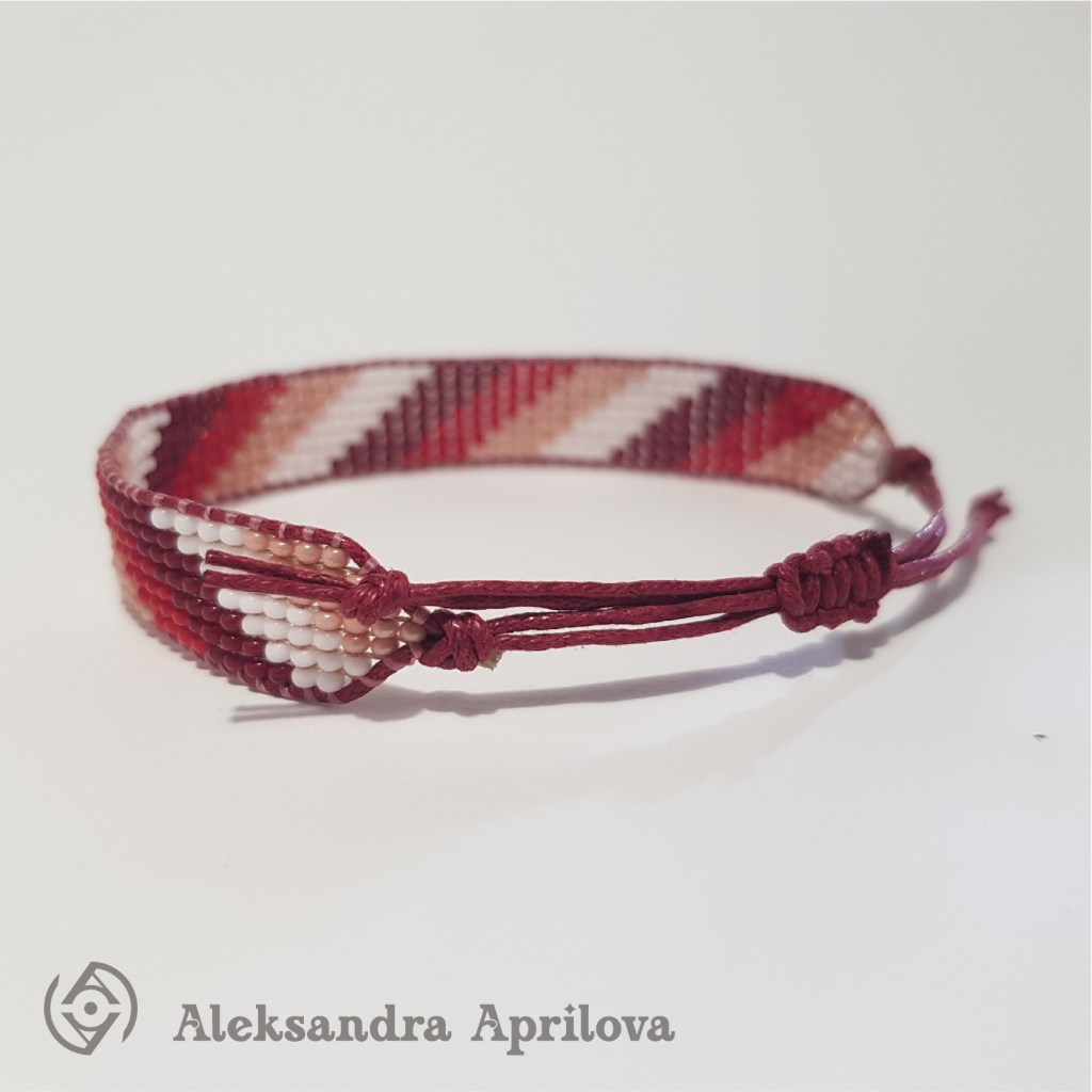 Дамска гривна от мъниста „Долина на розите“ Александра Априлова. Ръчно изработена, ефектна, дамска гривна в цветовете на величествени рози. Авторски дизайн. Дизайнът на гривната е вдъхновен от красотата на изящните разноцветни рози. Цветовата палитра навява страст, любов и дързост, а тънкия дизайн на гривната придава цветно изящество.