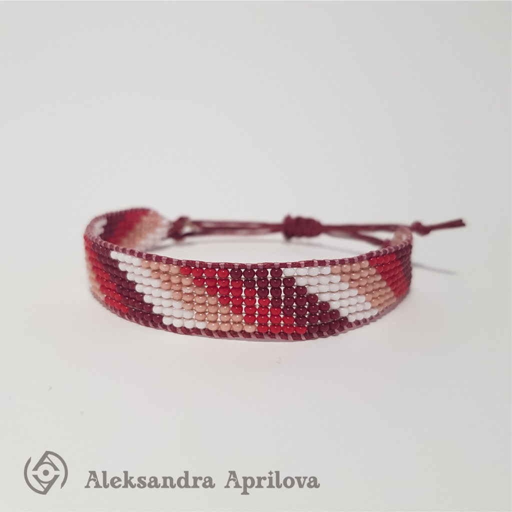 Дамска гривна от мъниста „Долина на розите“ Александра Априлова. Ръчно изработена, ефектна, дамска гривна в цветовете на величествени рози. Авторски дизайн. Дизайнът на гривната е вдъхновен от красотата на изящните разноцветни рози. Цветовата палитра навява страст, любов и дързост, а тънкия дизайн на гривната придава цветно изящество.