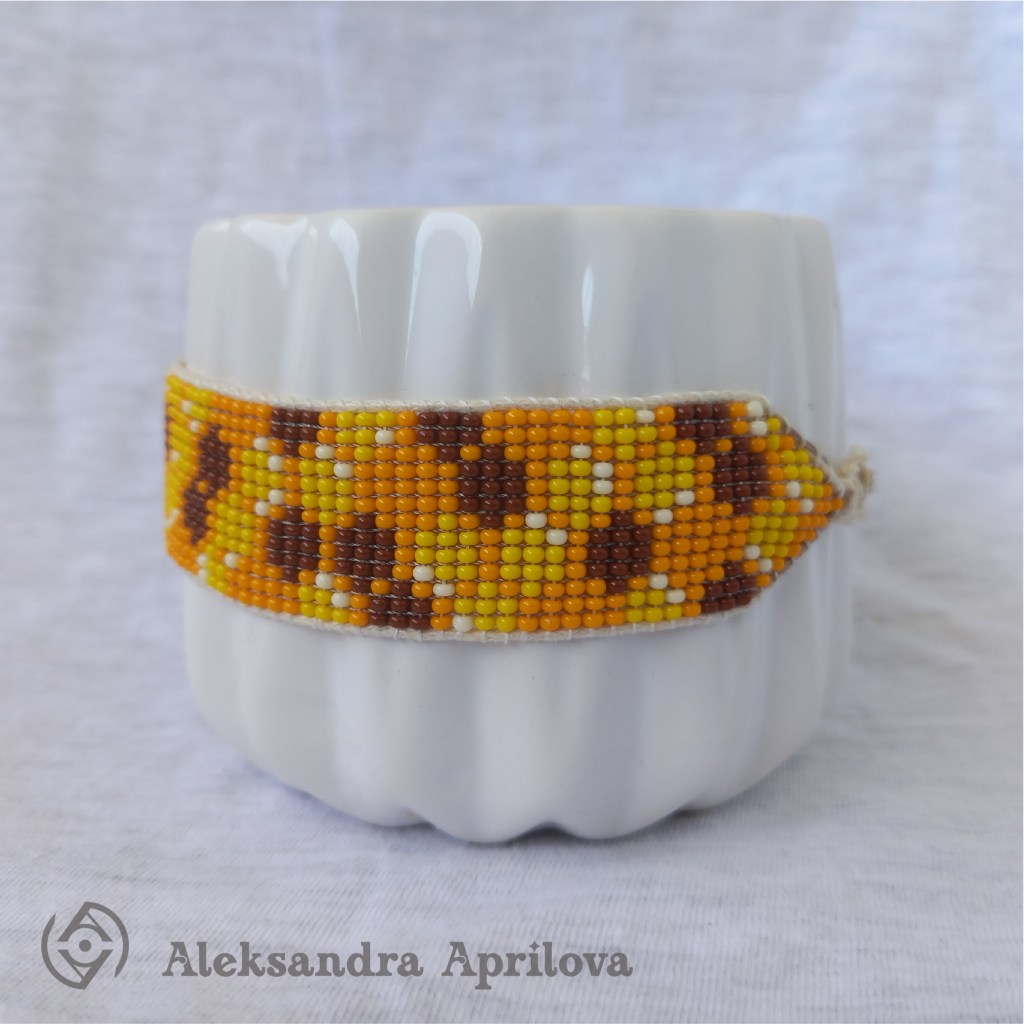 Дамска гривна от мъниста „Медено злато“ Александра Априлова. Ръчно изработена, необикновена, дамска гривна в топлите цветове на пчелна пита. Авторски дизайн. Дизайнът на гривната е вдъхновен от вечно трудещите се пчели и от течното злато, което те така усърдно правят. Любим на малки и големи медът е един природен имуностимулатор, който освен със сладкия си вкус е известен и с ползите си за човешкото здраве. • Чрез тази гривна апелирам: Пазете пчелите! Без тях няма живот! 🐝🧉🌳🌿🍎🍇