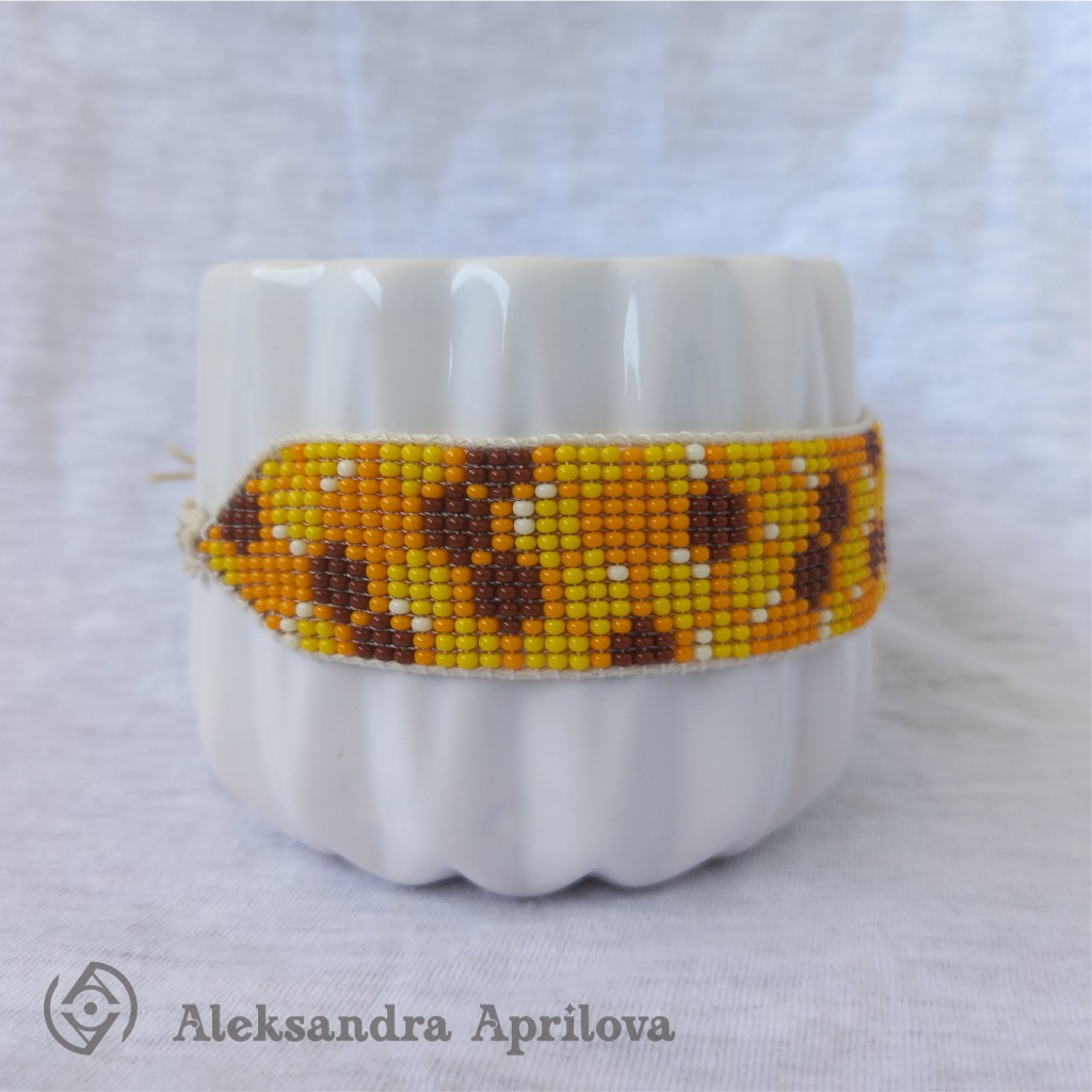 Дамска гривна от мъниста „Медено злато“ Александра Априлова. Ръчно изработена, необикновена, дамска гривна в топлите цветове на пчелна пита. Авторски дизайн. Дизайнът на гривната е вдъхновен от вечно трудещите се пчели и от течното злато, което те така усърдно правят. Любим на малки и големи медът е един природен имуностимулатор, който освен със сладкия си вкус е известен и с ползите си за човешкото здраве. • Чрез тази гривна апелирам: Пазете пчелите! Без тях няма живот! 🐝🧉🌳🌿🍎🍇