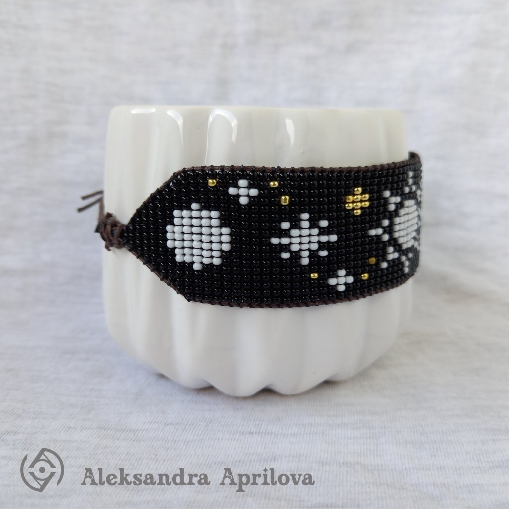 Дамска гривна от мъниста „Разходка сред звездите“ Александра Априлова. Ръчно изработена дамска гривна от мъниста с изобразени слънце, звезди и планети. Гривна за мечтателки, които обичат да се взират в необятното небе денем и нощем. Авторски дизайн. Дизайнът на гривната е вдъхновен от книгоразделителя с авторски дизайн „Сътворение“, който можете да намерите в сайта Arteism.art като можете да го комбинирате с гривна „Разходка сред звездите“ и да направите един страхотен подарък на себе си или на Ваша близка приятелка.