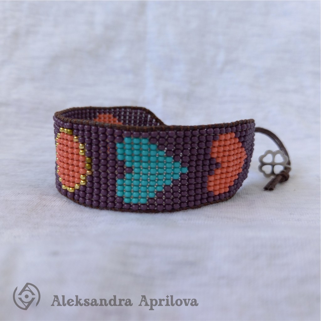 Дамска гривна от мъниста „С любов…“ Александра Априлова. Ръчно изработена, романтична, дамска гривна със сърца в цветове: тъмно лилаво, тъмна морска пяна, розов корал. Авторски дизайн. Дизайнът на гривната е вдъхновен от първата среща между момче и момиче и непринудените разговори на чаша кафе, приятната разходка по плажа привечер, която прераства в романтичен миг, докато двамата се взират замечтано в красивите морски вълни. Господа, подарете на Вашата любима едно бижу, което ще накара Вашето момиче да се усмихне. ❤️