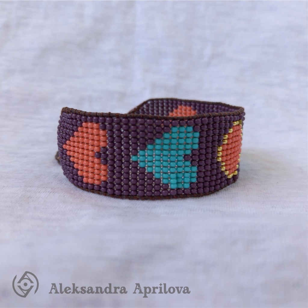 Дамска гривна от мъниста „С любов…“ Александра Априлова. Ръчно изработена, романтична, дамска гривна със сърца в цветове: тъмно лилаво, тъмна морска пяна, розов корал. Авторски дизайн. Дизайнът на гривната е вдъхновен от първата среща между момче и момиче и непринудените разговори на чаша кафе, приятната разходка по плажа привечер, която прераства в романтичен миг, докато двамата се взират замечтано в красивите морски вълни. Господа, подарете на Вашата любима едно бижу, което ще накара Вашето момиче да се усмихне. ❤️