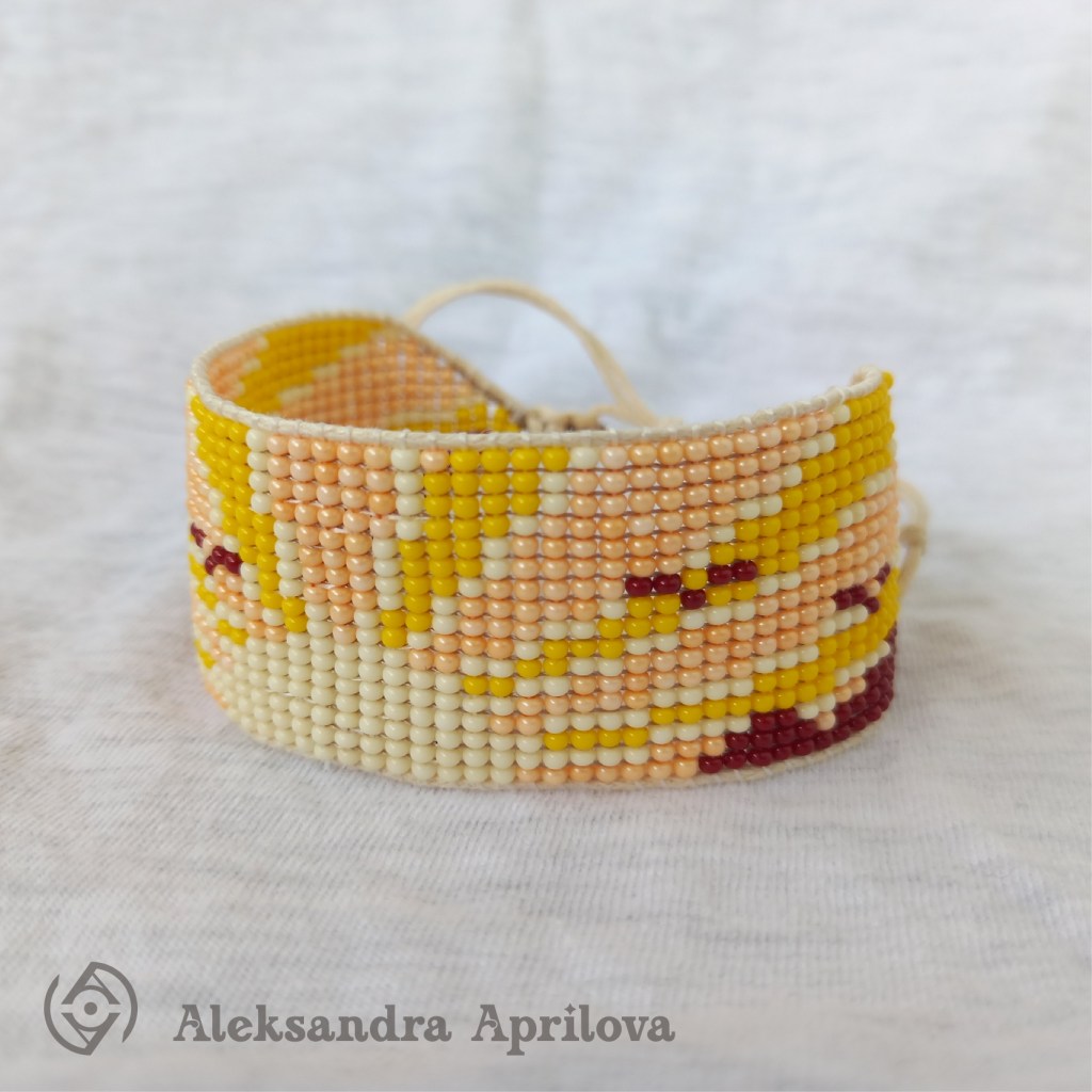 Дамска гривна от мъниста „Савана“ Александра Априлова. Ръчно изработена, слънчева, дамска гривна с пейзаж – залез в горещата савана. Авторски дизайн. Дизайнът на гривната е вдъхновен от любимите ми летни залези и изобразява необятната савана в южна Африка. Гривната е подходящ аксесоар за летния сезон.