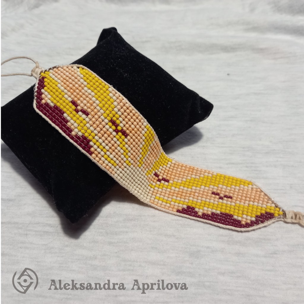 Дамска гривна от мъниста „Савана“ Александра Априлова. Ръчно изработена, слънчева, дамска гривна с пейзаж – залез в горещата савана. Авторски дизайн. Дизайнът на гривната е вдъхновен от любимите ми летни залези и изобразява необятната савана в южна Африка. Гривната е подходящ аксесоар за летния сезон.