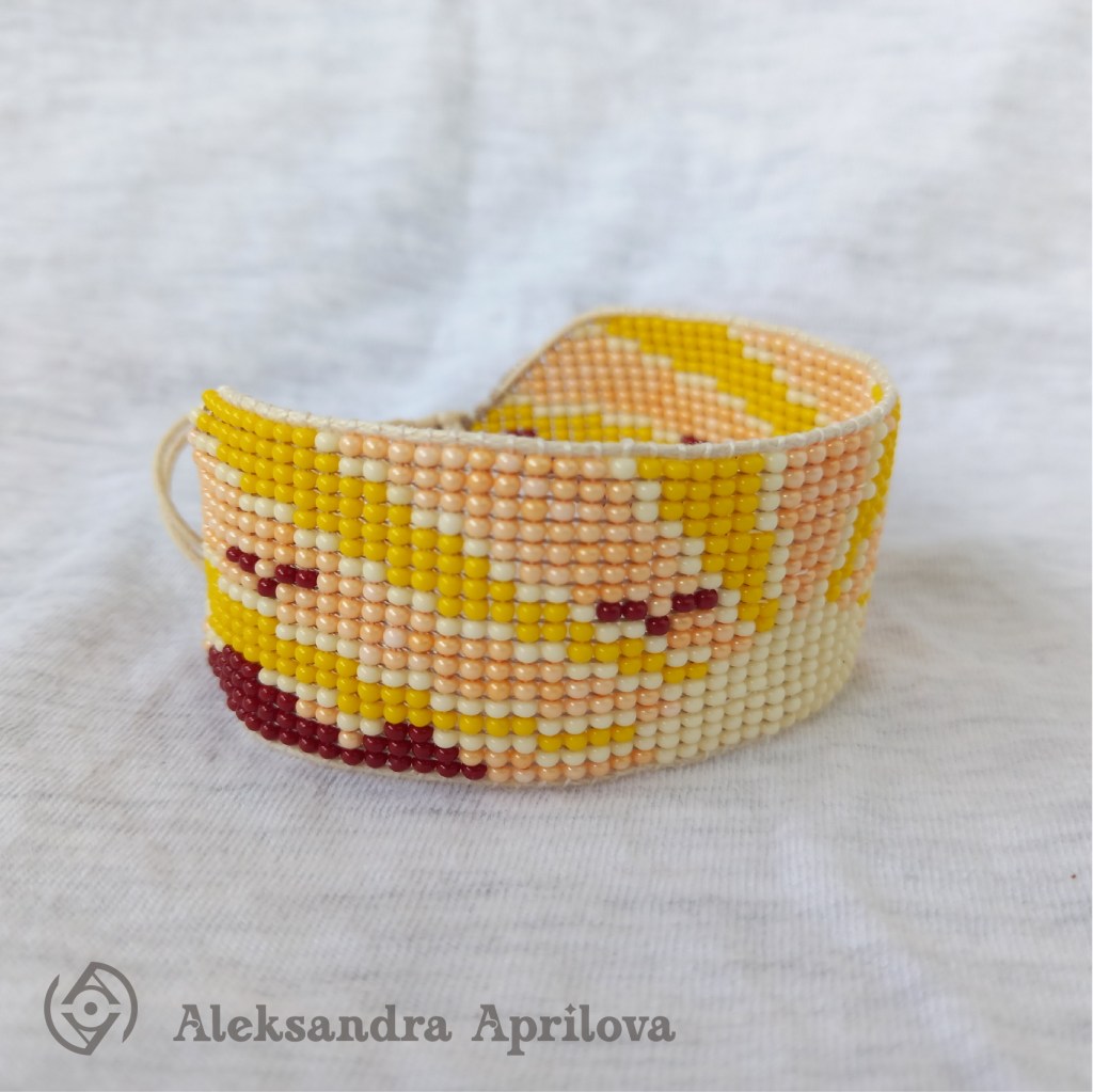 Дамска гривна от мъниста „Савана“ Александра Априлова. Ръчно изработена, слънчева, дамска гривна с пейзаж – залез в горещата савана. Авторски дизайн. Дизайнът на гривната е вдъхновен от любимите ми летни залези и изобразява необятната савана в южна Африка. Гривната е подходящ аксесоар за летния сезон.